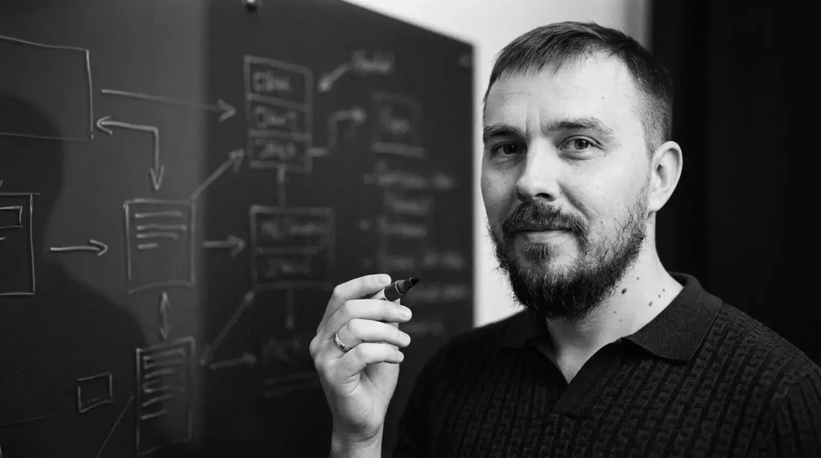 Александр Мазин у доски со схемой процессов